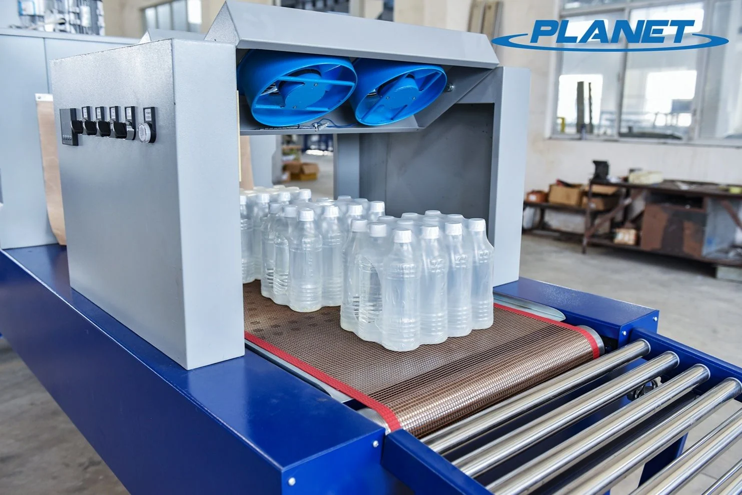 Linear type shrink wrapping machine