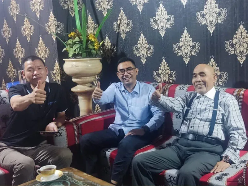 Planet Machinery representative meeting with two customers for the Indonesia project